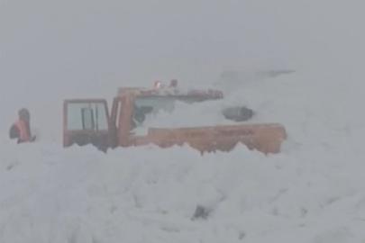 Muş-Kulp kara yolunda iş makinesinin üzerine çığ düştü