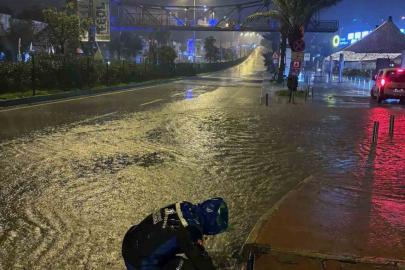 MUSKİ ekipleri gece boyunca tıkanan mazgalları açtı