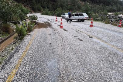 Namnam çayında su seviyesi yükseldi, yol çöktü