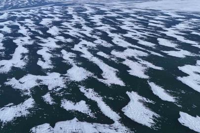 Nazik Gölü’nün donan yüzeyi görsel şölen sunuyor