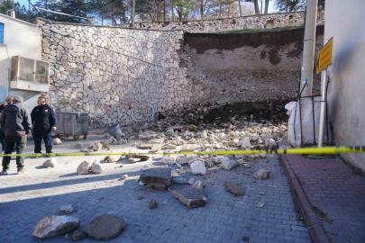 Niğde Kalesi’nde çöken istinat duvarının molozu kaldırılıyor