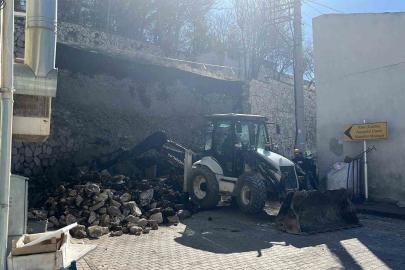 Niğde Kalesi’nde istinat duvarı çöktü