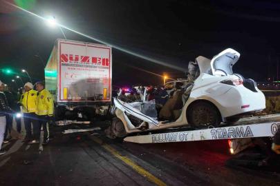 Niğde’de feci kaza: Tıra çarpan otomobilin sürücüsü hayatını kaybetti