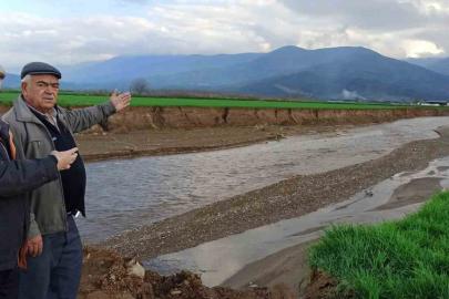 Ödemiş’te baraj tahliye suyu sel oldu, geçtiği tarlaları küçülttü