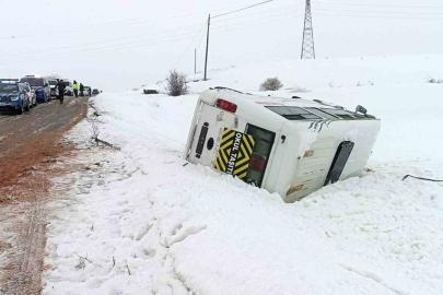 Öğrenci servisi devrildi: 10 yaralı