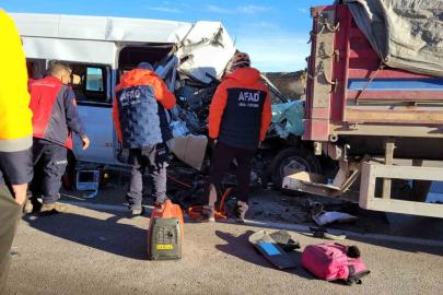 Öğrenci servisi tıra çarptı: 1 ölü, 7 yaralı