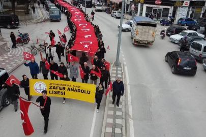 Öğrenciler 100 metrelik Türk bayrağıyla yürüdü