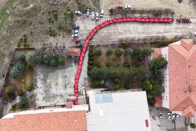 Öğrenciler, 150 metrelik dev Türk bayrağıyla okula giriş yaptı