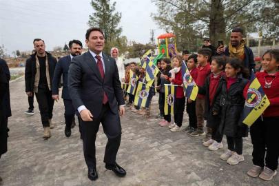 Öğrenciler kaymakamı Fenerbahçe bayraklarıyla karşıladı