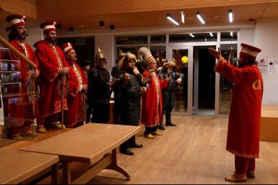 Öğrenciler marşla girdi, mehterle karşılandı