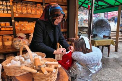 Öğrencilerden çarşı esnafına Türk bayrağı hediyesi