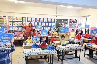 Öğrencilere çat kapı tiyatro sürprizi