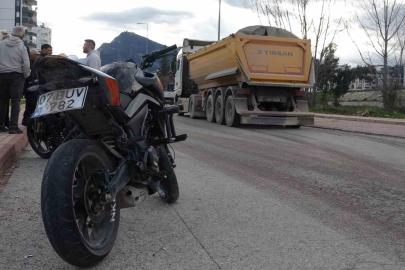 Okul dönüşü kamyon ile çarpışan motosikletteki 2 genç yaralandı