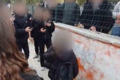 Okul önünde akran zorbalığı kameraya yansıdı: Diz çöktürüp zorla özür dilettiler