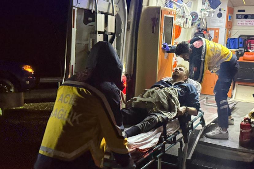 Önce refüje ardından bariyerlere çarptı: 2 yaralı