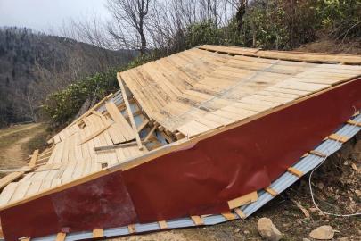 Ordu’da fırtına: Evlerin çatıları uçtu