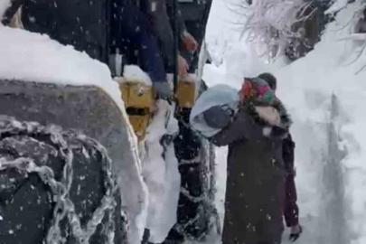 Ordu’da hastalanan bebek, kardan kapanan yolda iş makinesi ile taşındı