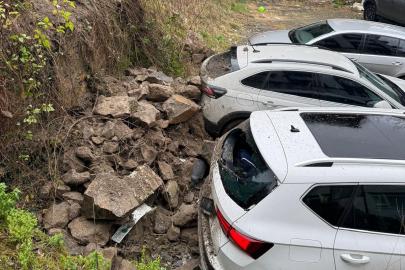 Ordu’da tarihi evin istinat duvarı araçların üzerine devrildi