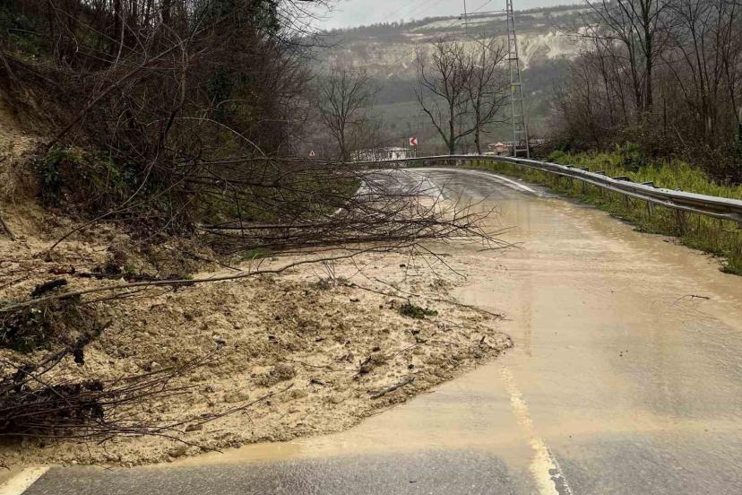 Ordu’da Ünye-Kumru bağlantı yolunda heyelan