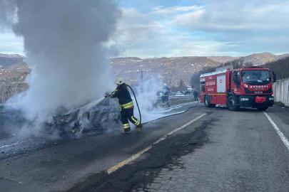 Ordu’da yanan otomobilden geriye demir yığını kaldı