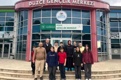Ortaokul öğrencileri gençlik merkezinde