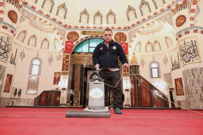 Osmangazi’de camiler Ramazan’a özenle hazırlandı