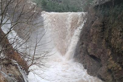 Osmaniye’de 3 gündür devam eden yağmur ve fırtına hayatı olumsuz etkiledi