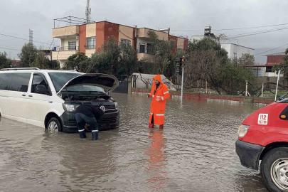Osmaniye’de kuvvetli yağış: Yollar suyla doldu, araçlar yolda kaldı