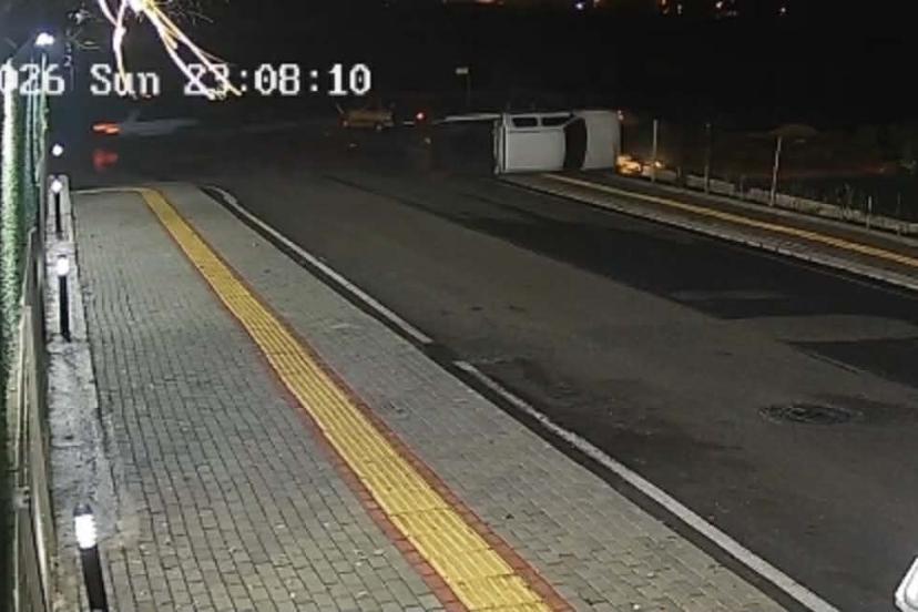 Osmaniye’de otomobille çarpışan kamyonet yan yattı: 2 yaralı