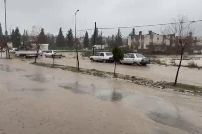 Osmaniye’de servis aracı mahsur kaldı, birçok bölgede su taşkını yaşandı