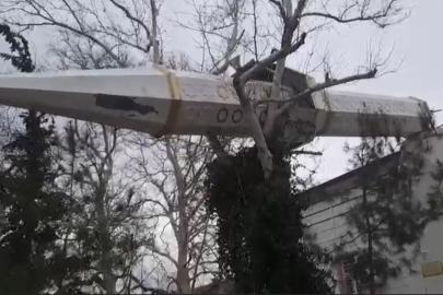 Osmaniye’de şiddetli rüzgar cami minaresini devirdi