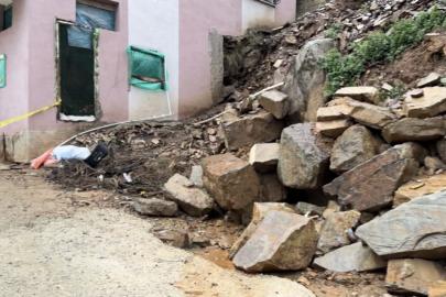 Osmaniye’de toprak kayması nedeniyle bir evde hasar oluştu