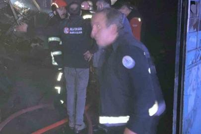 Oto döşeme dükkanı çıkan yangında küle döndü