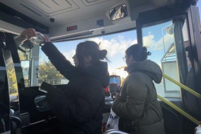 Otobüs şoförü iftara yetişemeyen yolculara yiyecek dağıttı