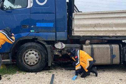 Otobüsle çarpışan tır, barakaya daldı: Ekipler ve vatandaşlar dakikalarca olay yerinde yaralı aradı