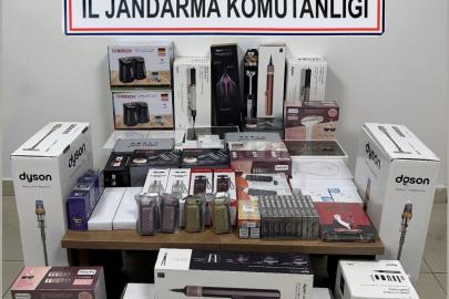 Otobüsteki yolcuların valizinde gümrük kaçağı ürünler ele geçirildi