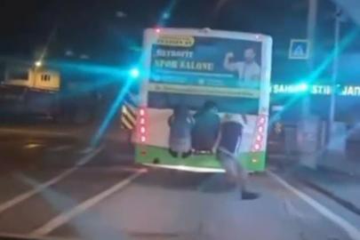 Otobüsün arkasına tutunan çocuklar yürekleri ağza getirdi