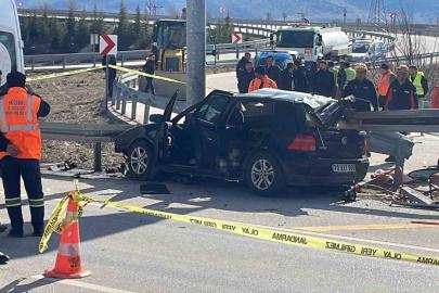 Otomobil bariyerlere ok gibi saplandı: Anne ve baba öldü, kız çocukları yaralandı