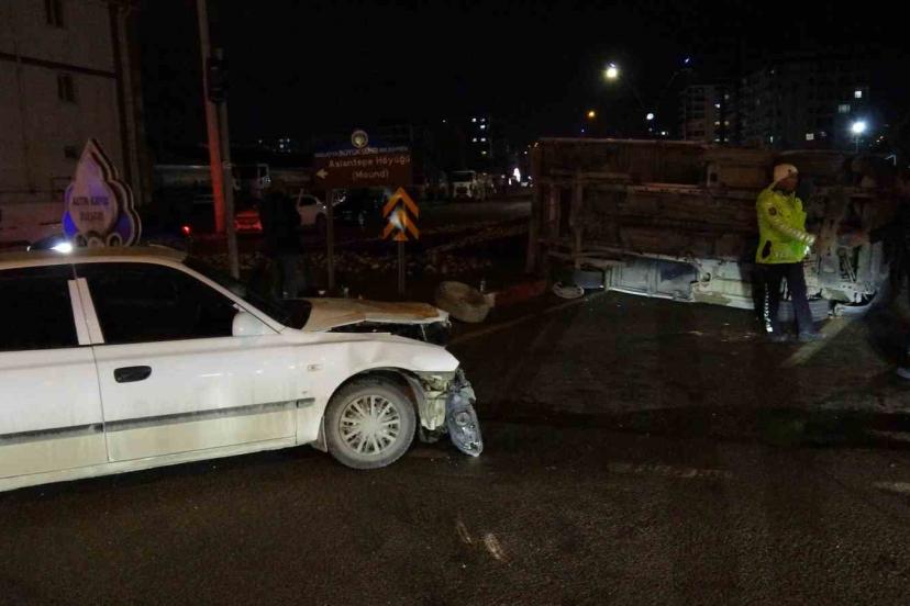 Otomobil ile çarpışan kamyonet devrildi: 1 yaralı