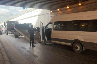 Otomobil ile servis aracı çarpıştı: 5 yaralı