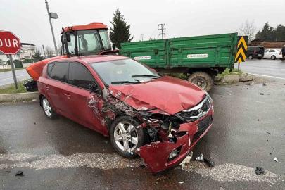 Otomobil ile traktör çarpıştı: 2 yaralı