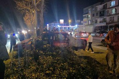Otomobil refüjdeki ağaca çarptı: 1 kişi yaralandı