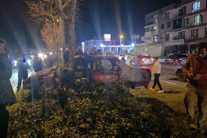 Otomobil refüjdeki ağaca çarptı: 1 kişi yaralandı