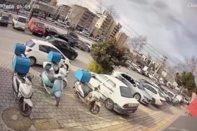 Otomobil sürücüsü ile motosikletli kurye arasındaki gerginlik kamerada