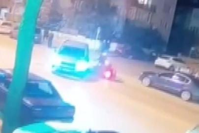 Otomobil ve motosikletin karıştığı kaza güvenlik kamerasına yansıdı