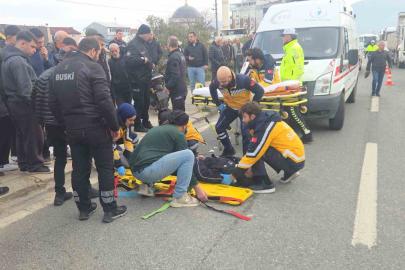 Otomobile çarpan motosiklet savruldu: 2 yaralı