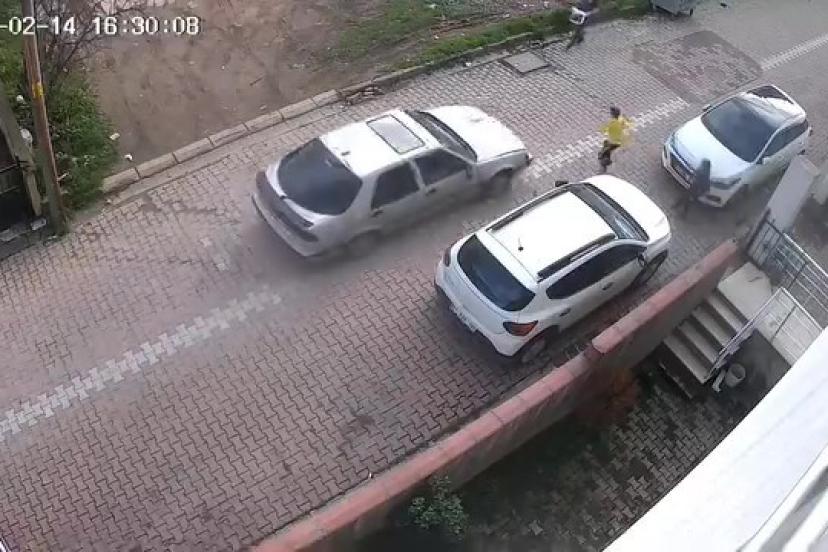 Otomobilin çarptığı 9 yaşındaki çocuk yaralandı: O anlar kamerada