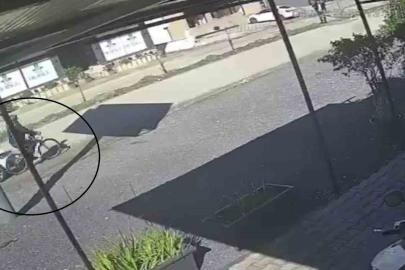 Otomobilin çarptığı bisikletli adam öldü, o anlar kamerada