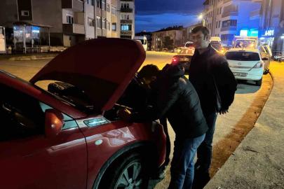 Otomobilin motoruna sıkışan kedi için seferber oldular