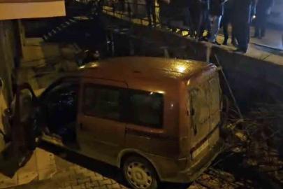 Otomobille çarpışan hafif ticari araç apartman boşluğuna savruldu: 2 yaralı